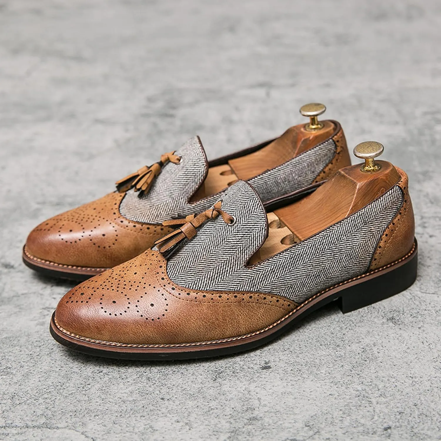 Men's Patchwork Two Tone Slip On Tassel Dress Loafers Fashion Hand Stitched Leather Carving Punched Brogues Oxford Shoes Pointed Toe Low Top Luxury Business Formal Shoes