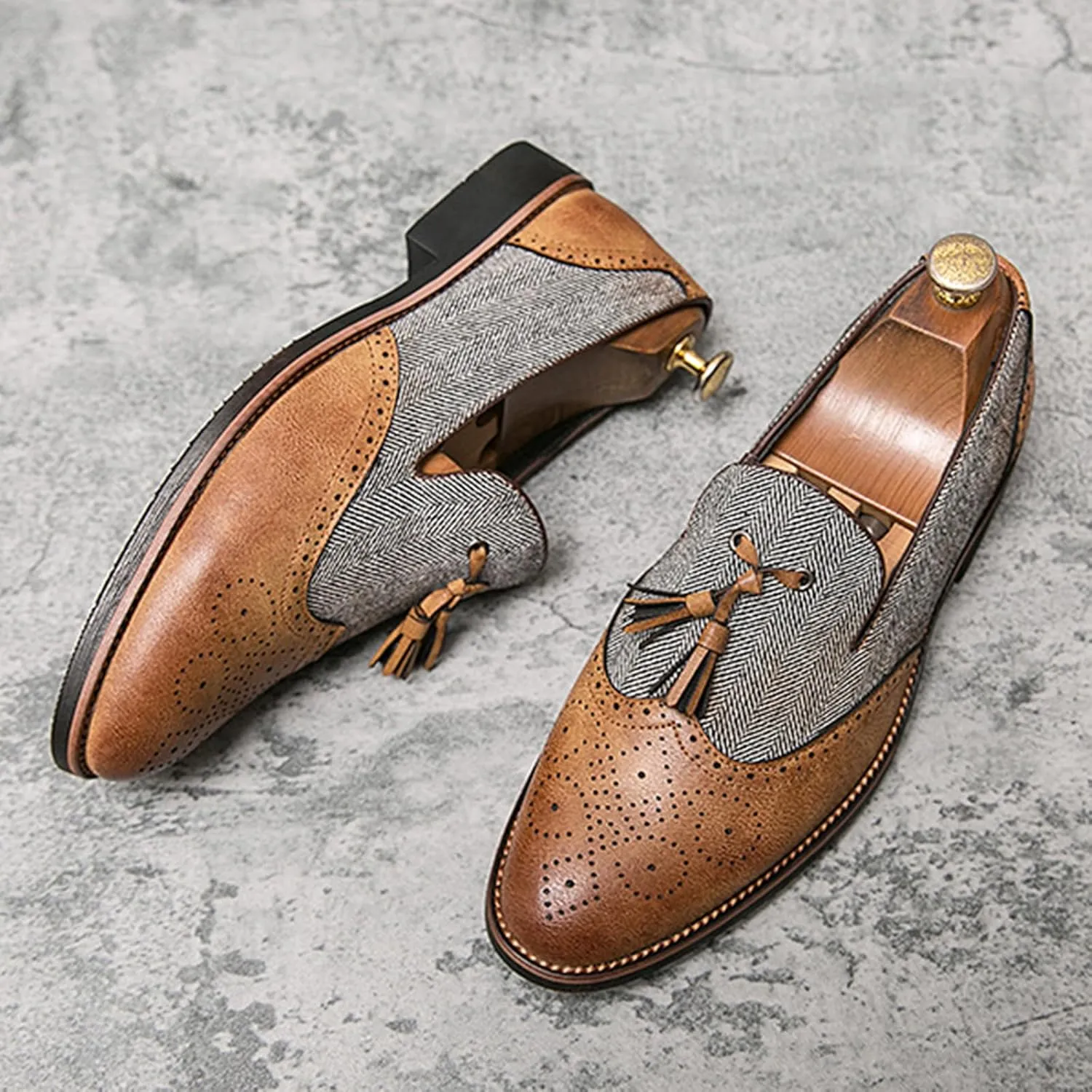 Men's Patchwork Two Tone Slip On Tassel Dress Loafers Fashion Hand Stitched Leather Carving Punched Brogues Oxford Shoes Pointed Toe Low Top Luxury Business Formal Shoes
