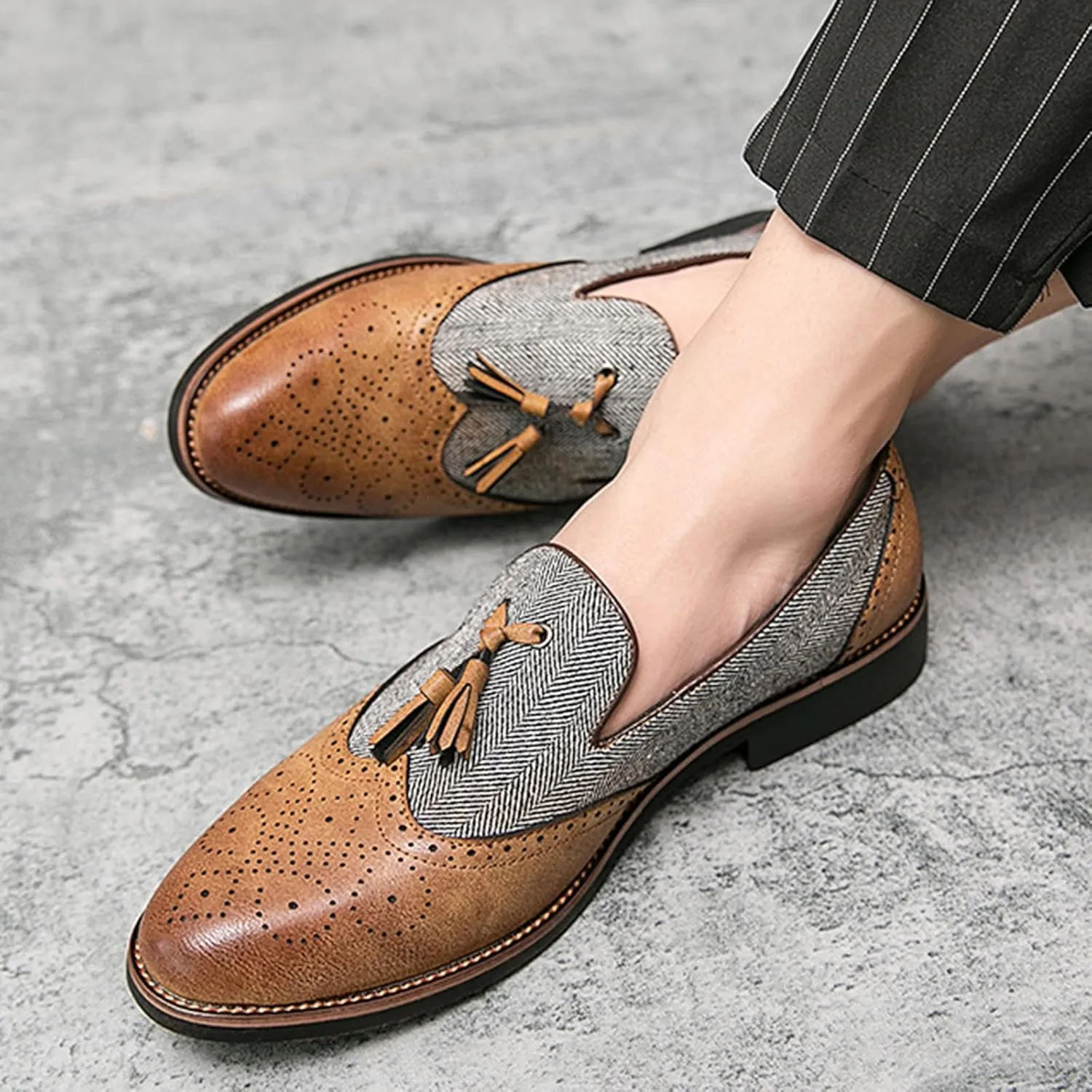 Men's Patchwork Two Tone Slip On Tassel Dress Loafers Fashion Hand Stitched Leather Carving Punched Brogues Oxford Shoes Pointed Toe Low Top Luxury Business Formal Shoes