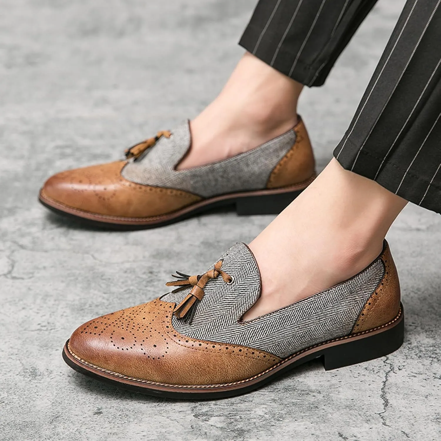 Men's Patchwork Two Tone Slip On Tassel Dress Loafers Fashion Hand Stitched Leather Carving Punched Brogues Oxford Shoes Pointed Toe Low Top Luxury Business Formal Shoes