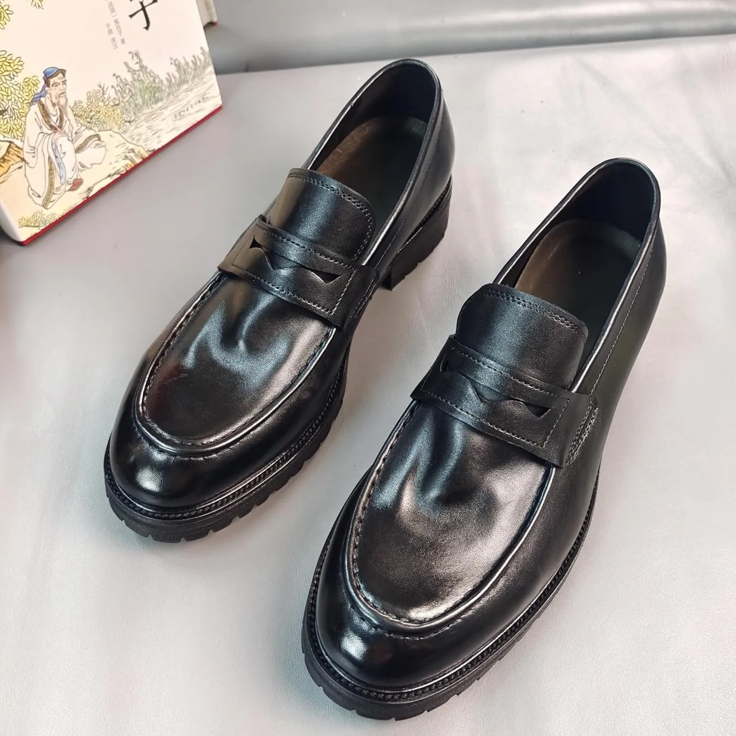 Men's Slip-On Venetian Leather Loafers Elastic Gore Construction with Burnished Finish for Conference Travel