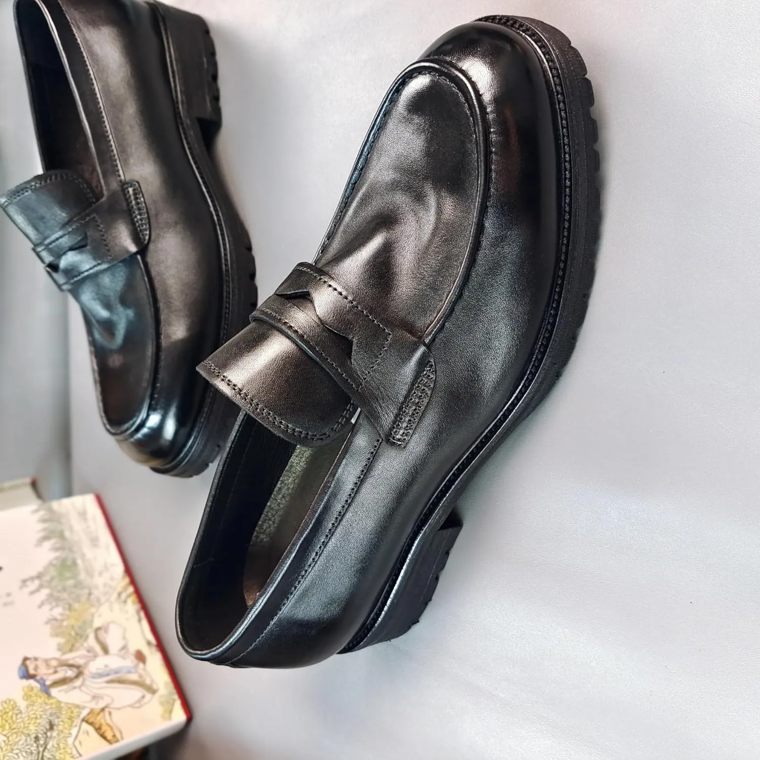 Men's Slip-On Venetian Leather Loafers Elastic Gore Construction with Burnished Finish for Conference Travel