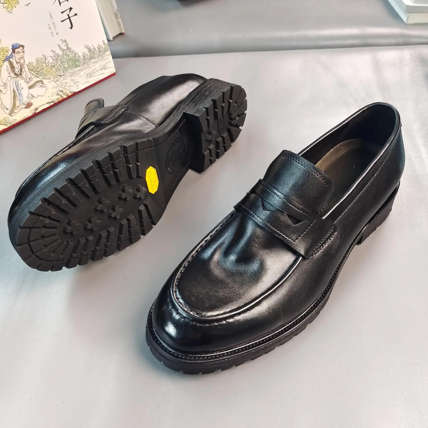 Men's Slip-On Venetian Leather Loafers Elastic Gore Construction with Burnished Finish for Conference Travel