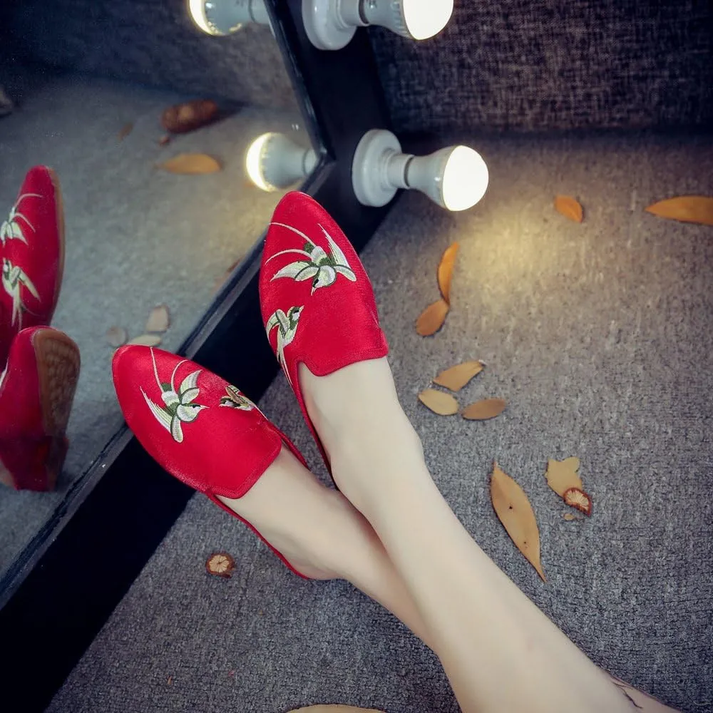 Qhome Women's Chinese Swallow Embroidery Pointed-Toe Comfortable Satin Casual Mules House Pumps Slippers Shoes