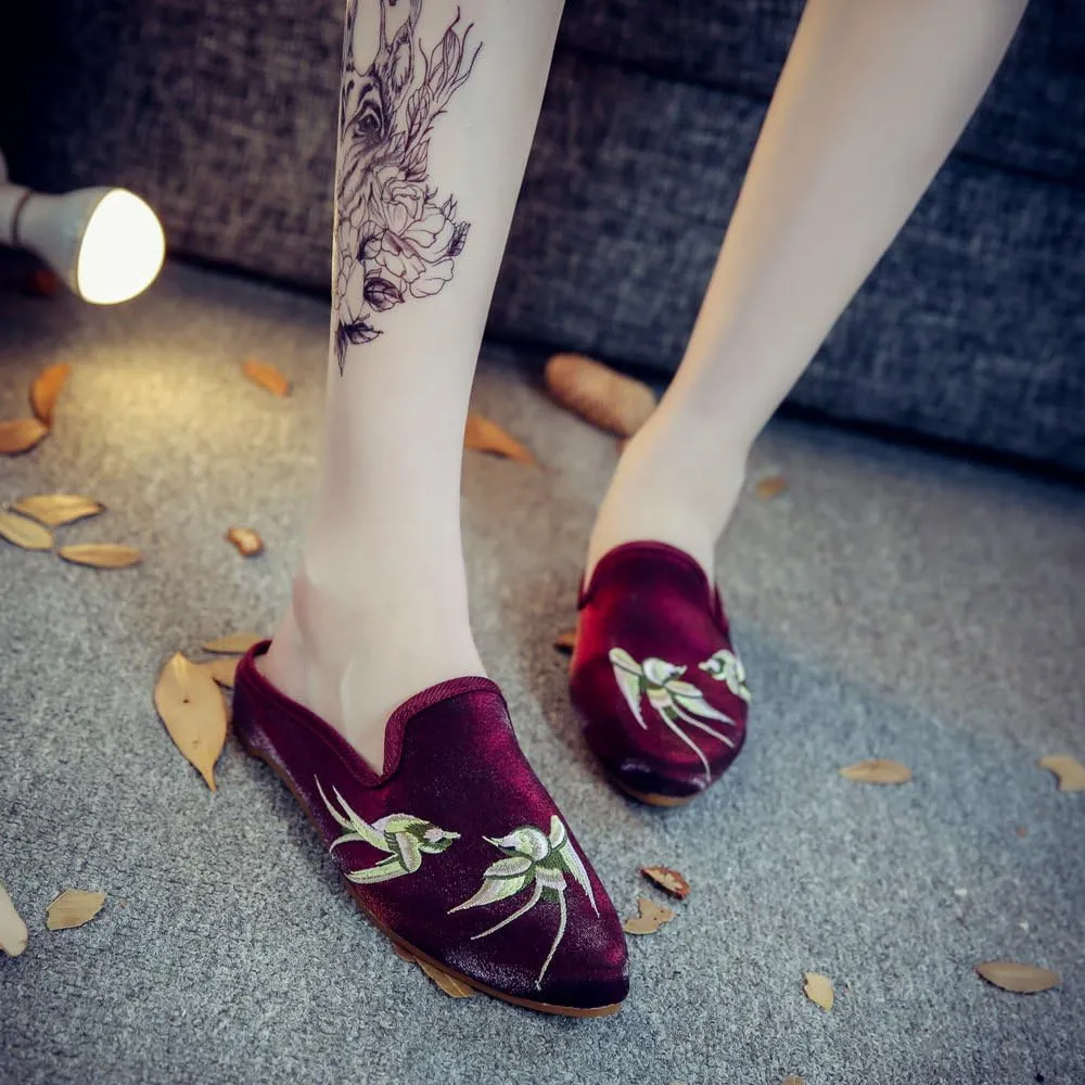 Qhome Women's Chinese Swallow Embroidery Pointed-Toe Comfortable Satin Casual Mules House Pumps Slippers Shoes