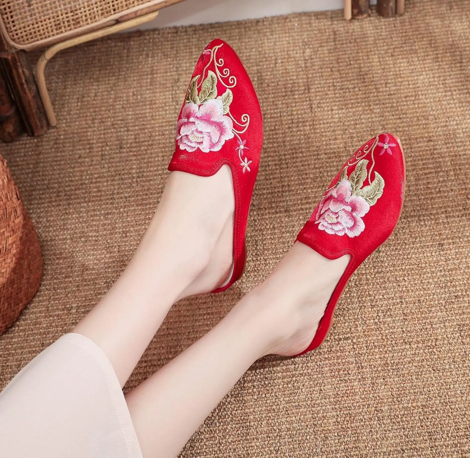 Women's Chinese floral peony embroidery with pointed toe, cosy satin, casual mules, home slippers